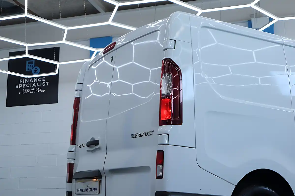 Used 2023 Renault Trafic Business+ White - Interior and Exterior details 11