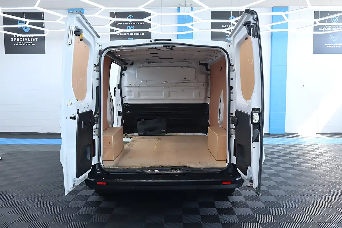 Used 2023 Renault Trafic Business+ White - Interior and Exterior details 12
