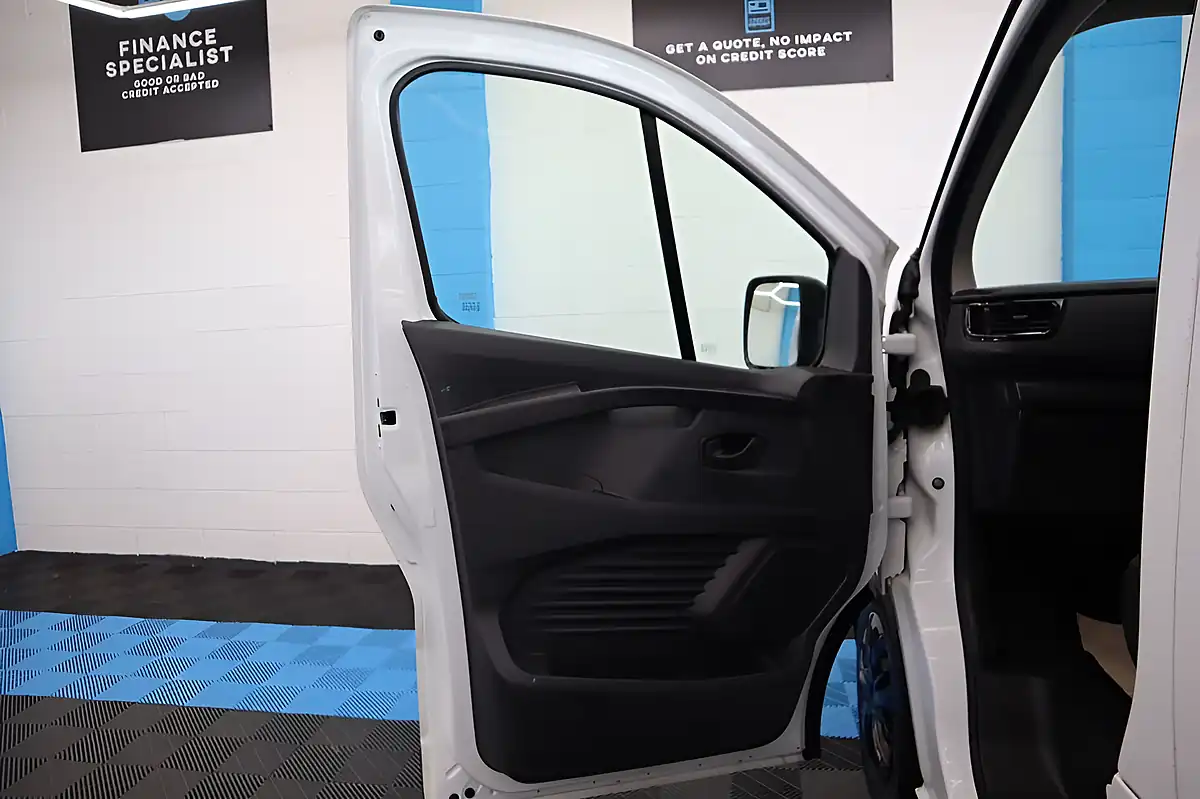 Used 2023 Renault Trafic Business+ White - Interior and Exterior details 14