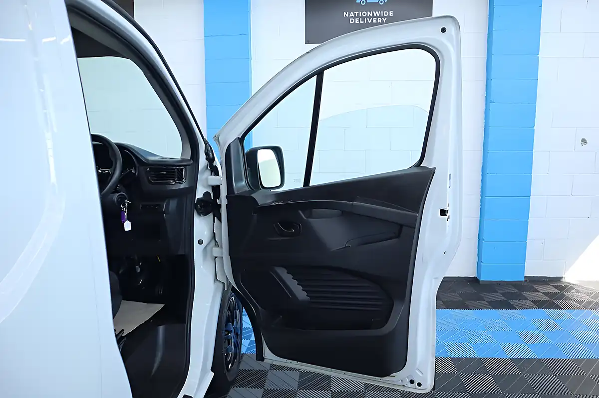 Used 2023 Renault Trafic Business+ White - Interior and Exterior details 15