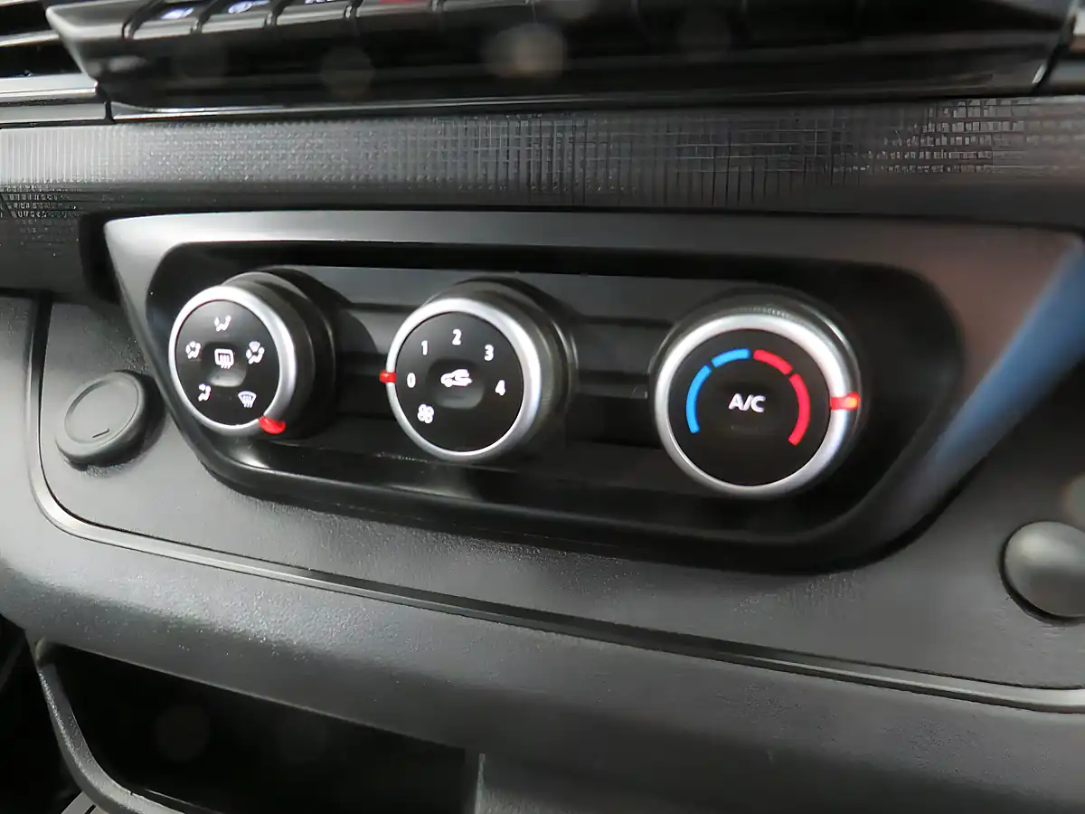 Used 2023 Renault Trafic Business+ White - Interior and Exterior details 13