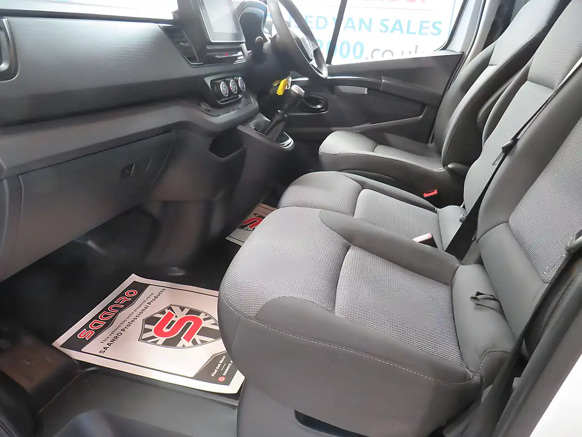 Used 2023 Renault Trafic Business+ White - Interior and Exterior details 16