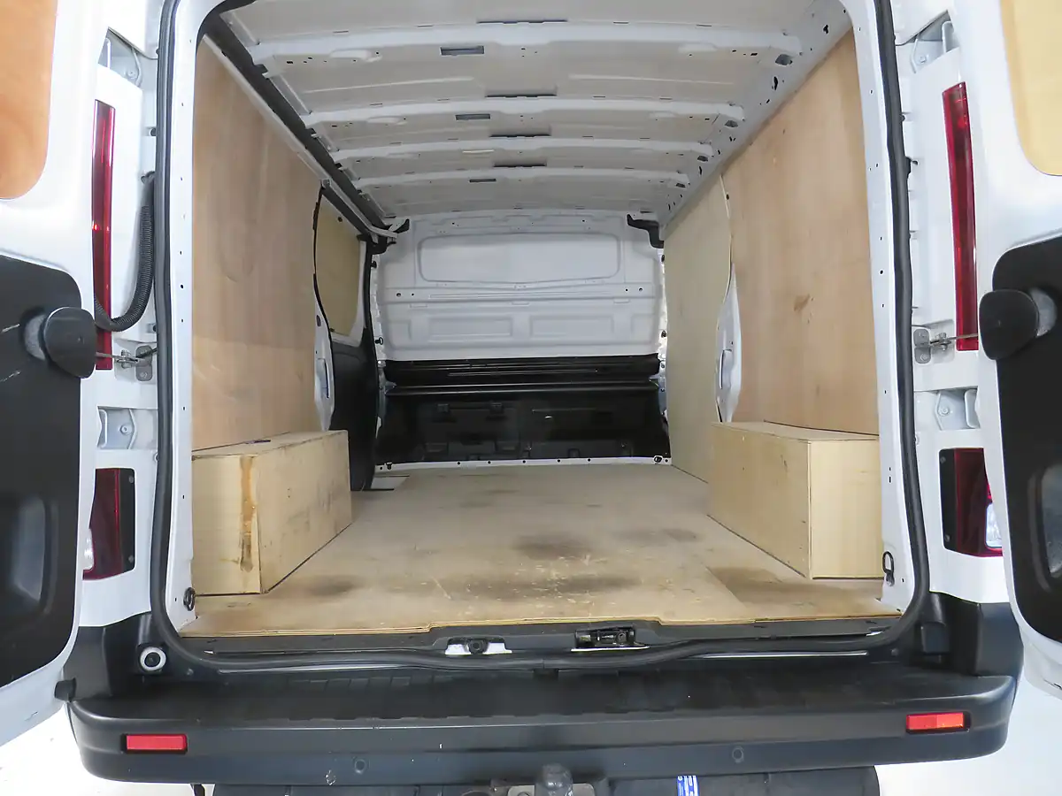 Used 2023 Renault Trafic Business+ White - Interior and Exterior details 7