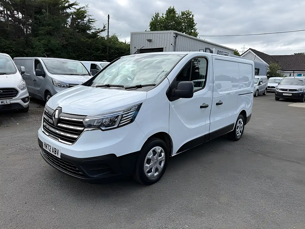 Used 2023 Renault Trafic Business+ White - Front View