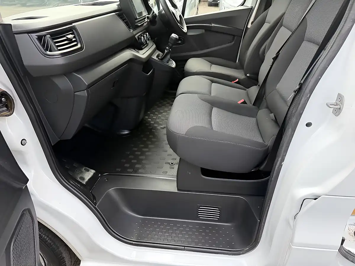 Used 2023 Renault Trafic Business+ White - Interior and Exterior details 17
