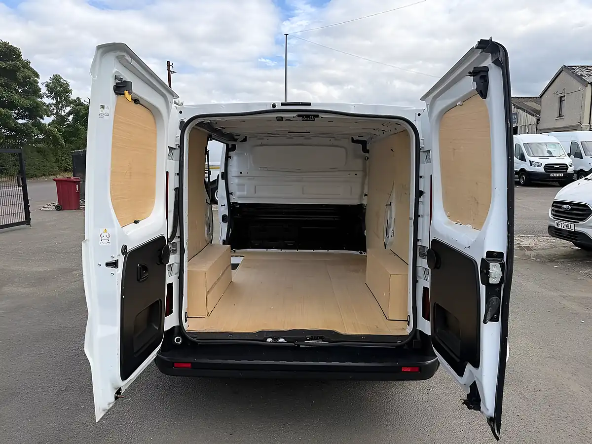 Used 2023 Renault Trafic Business+ White - Interior and Exterior details 4