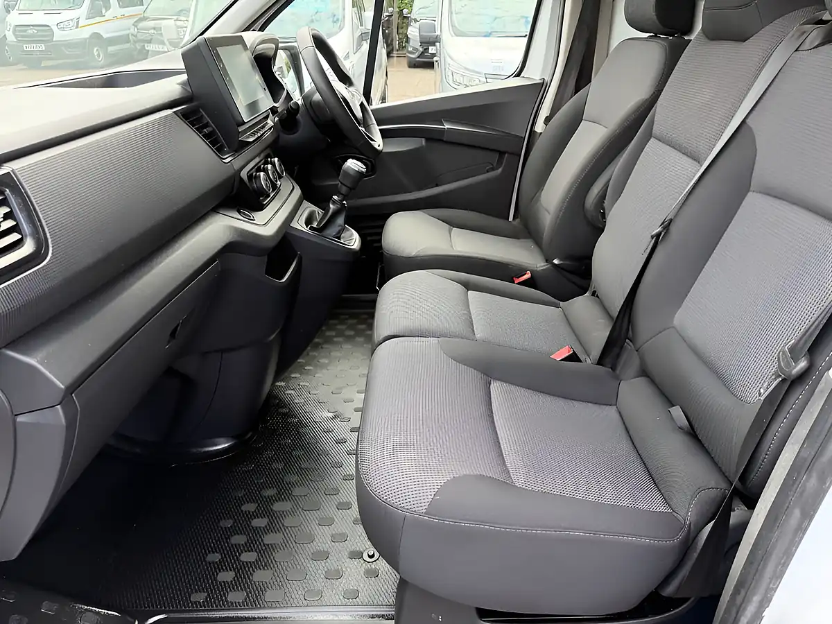 Used 2023 Renault Trafic Business+ White - Interior and Exterior details 5