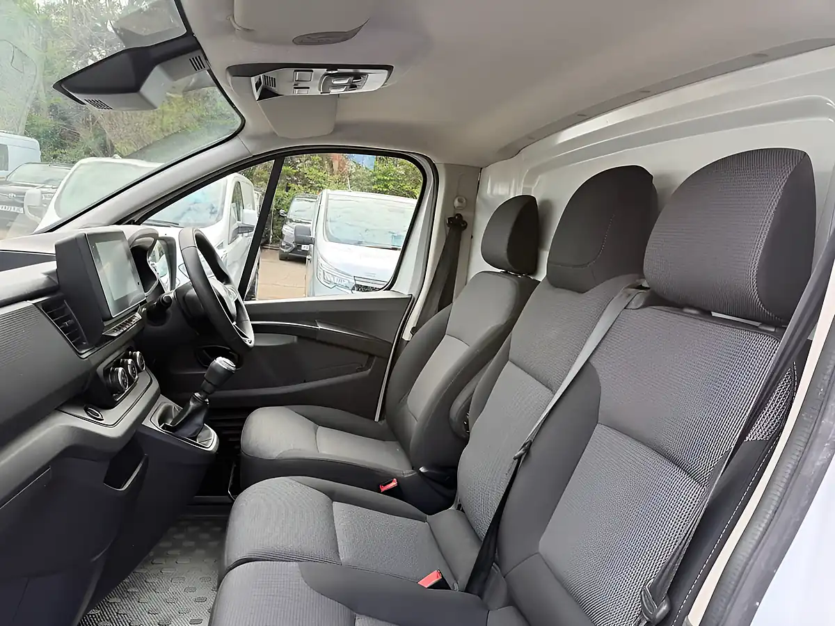 Used 2023 Renault Trafic Business+ White - Interior and Exterior details 9