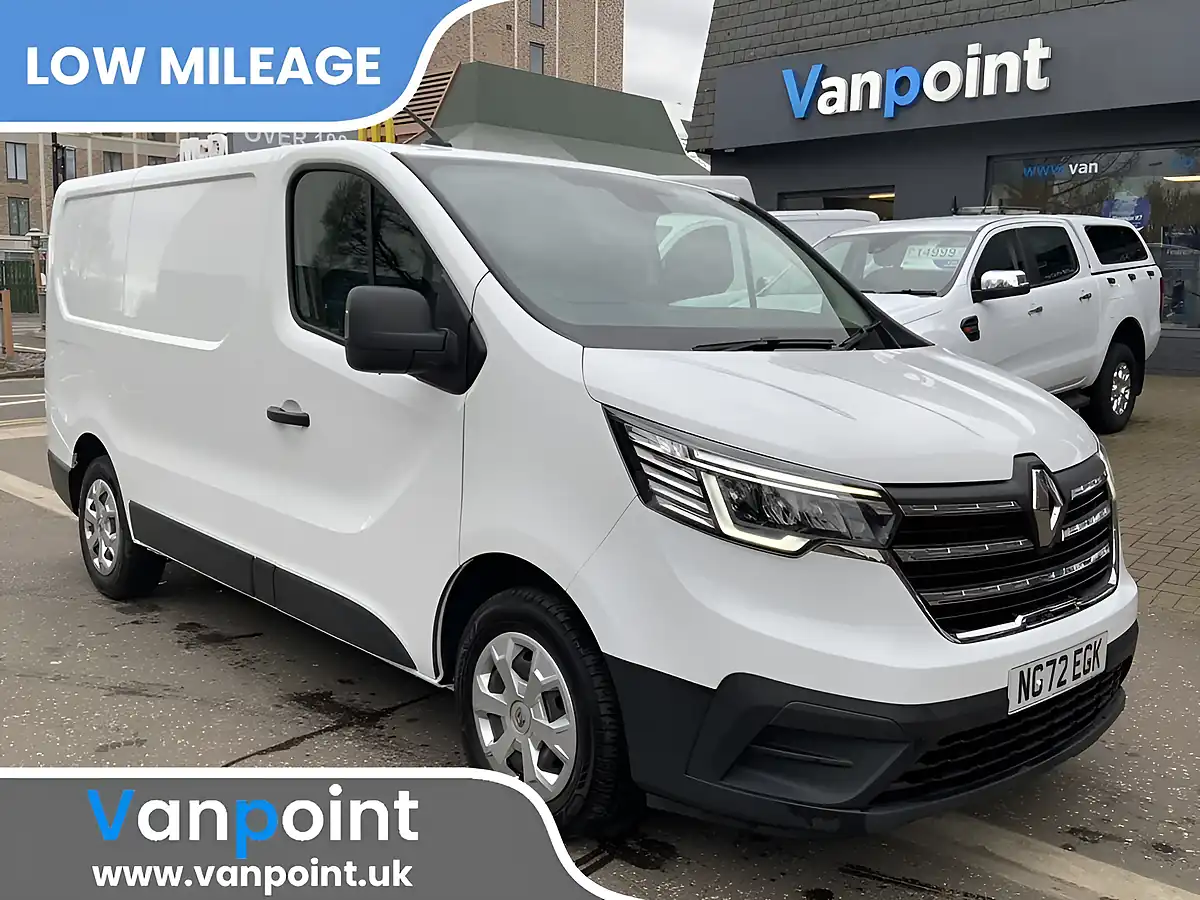 Used 2023 Renault Trafic Business+ White - Front View