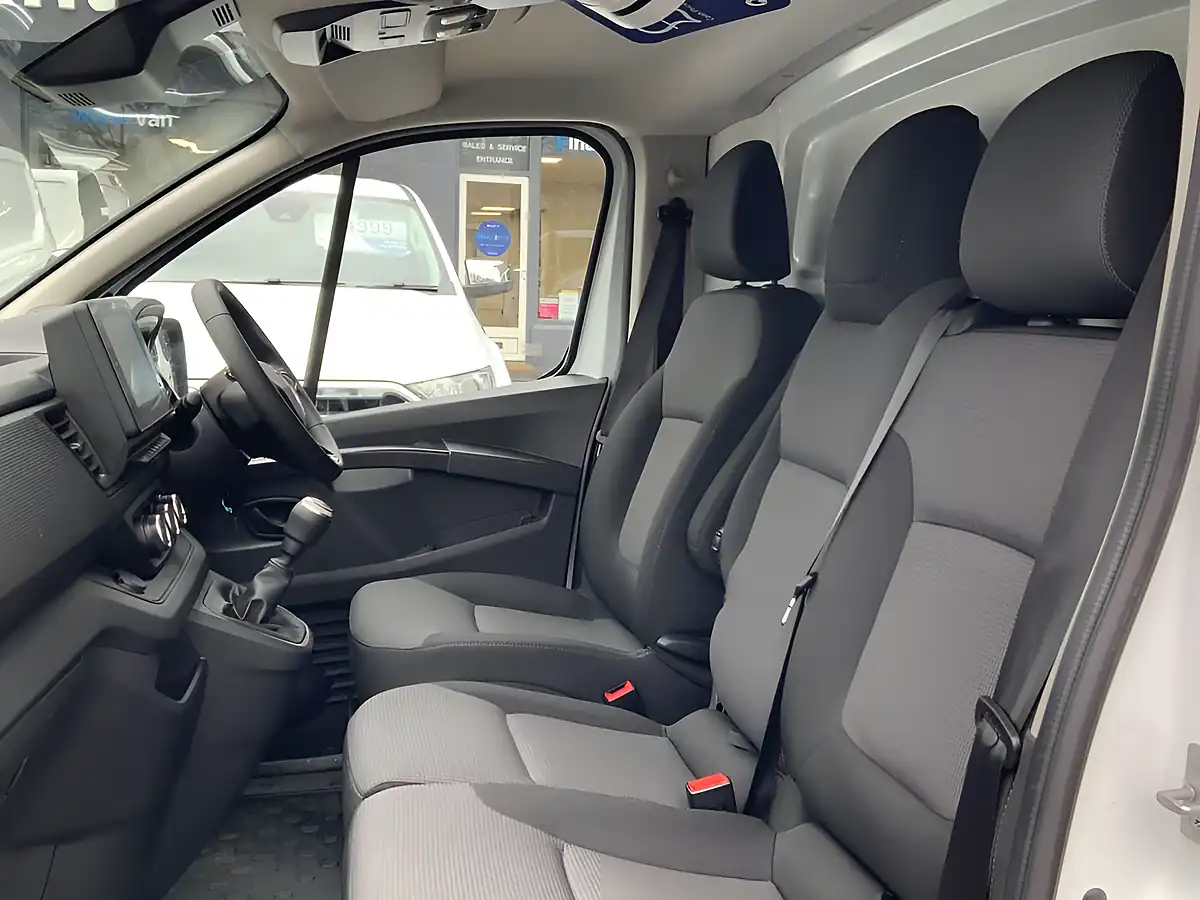 Used 2023 Renault Trafic Business+ White - Interior and Exterior details 15