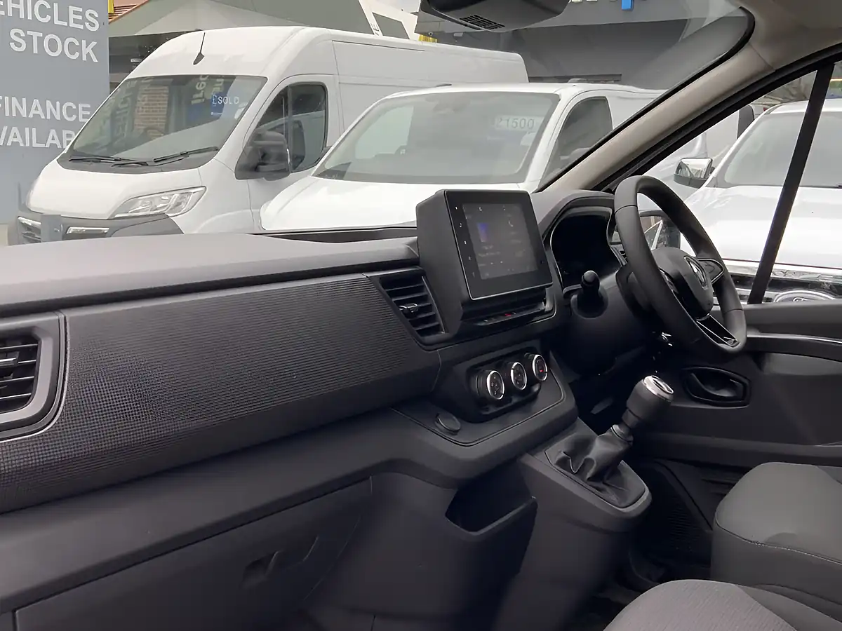 Used 2023 Renault Trafic Business+ White - Interior and Exterior details 17