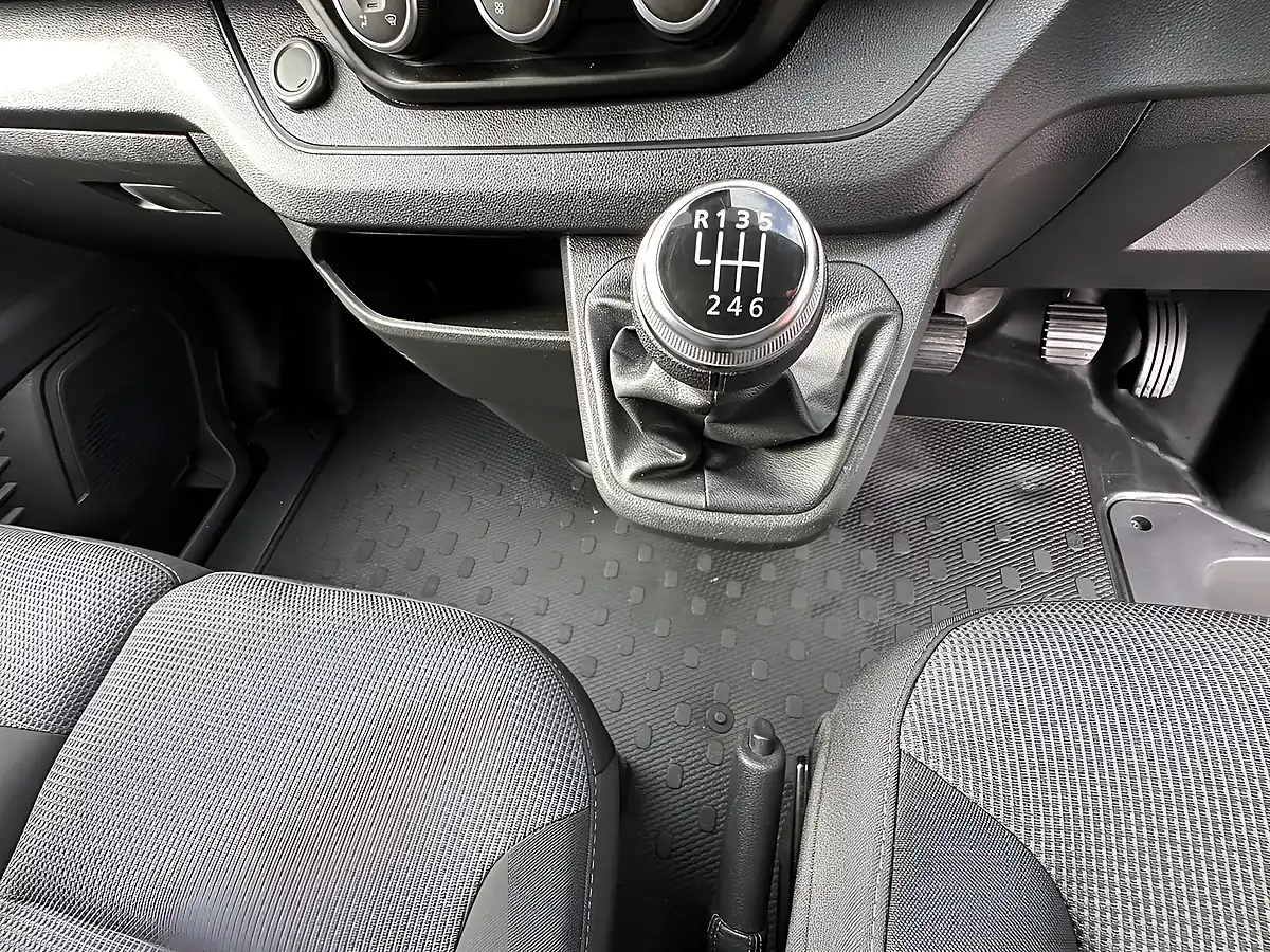 Used 2023 Renault Trafic LL30 Advance White - Interior and Exterior details 13