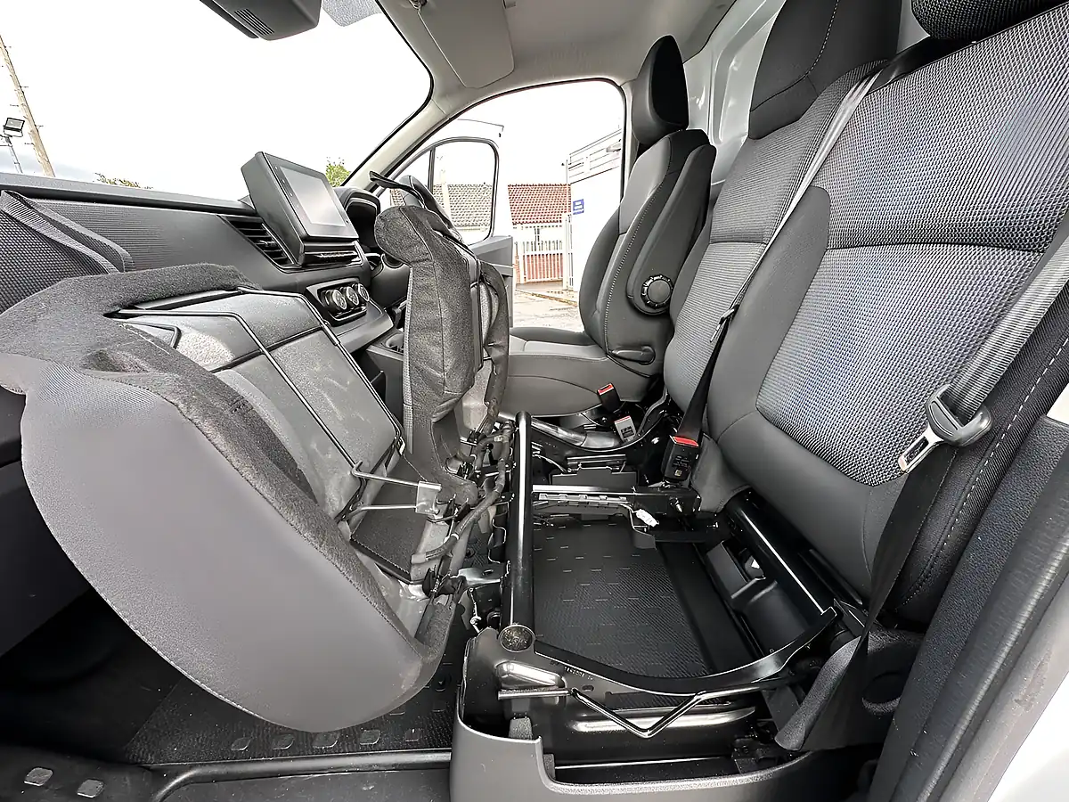 Used 2023 Renault Trafic LL30 Advance White - Interior and Exterior details 15