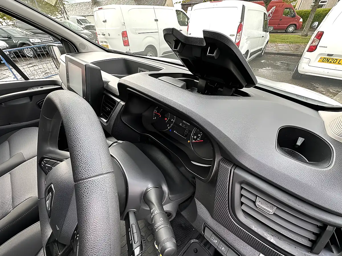 Used 2023 Renault Trafic LL30 Advance White - Interior and Exterior details 18