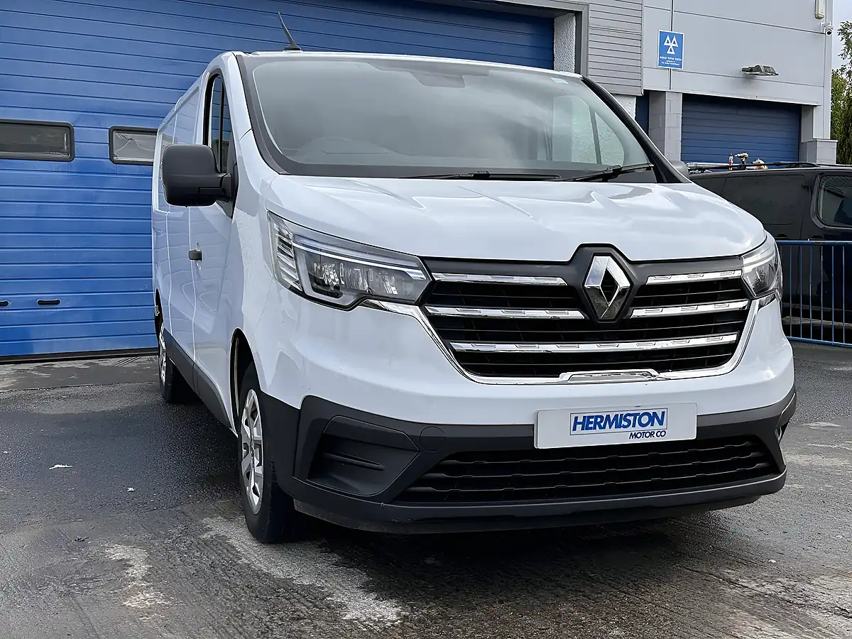 Used 2023 Renault Trafic LL30 Advance White - Interior and Exterior details 3