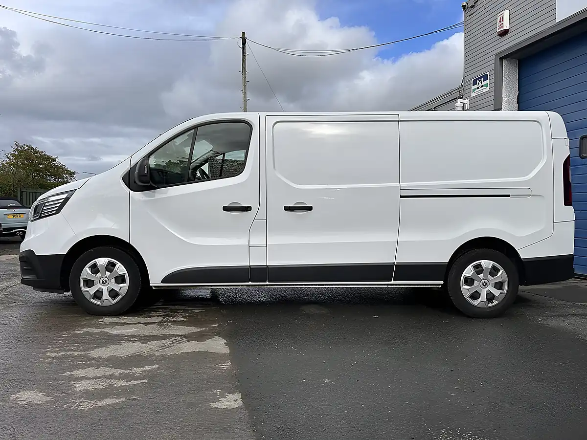 Used 2023 Renault Trafic LL30 Advance White - Interior and Exterior details 5