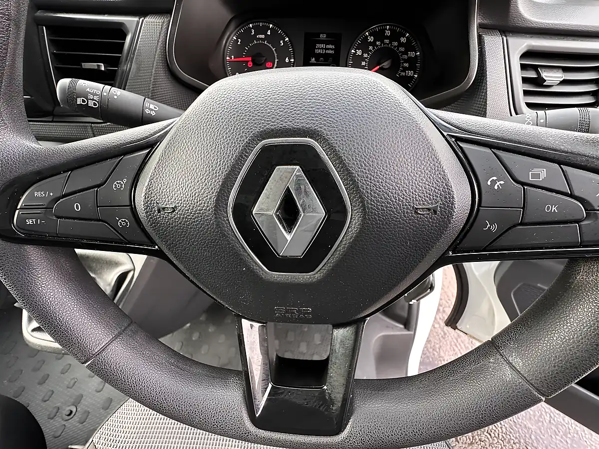 Used 2023 Renault Trafic LL30 Advance White - Interior and Exterior details 9