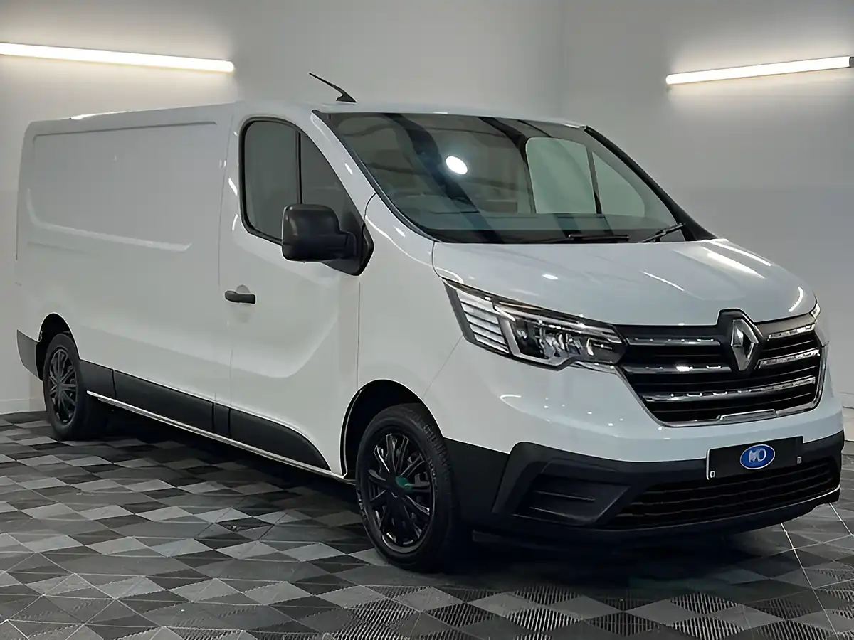 Used 2023 Renault Trafic LL30 Business+ Glacier White - Front View