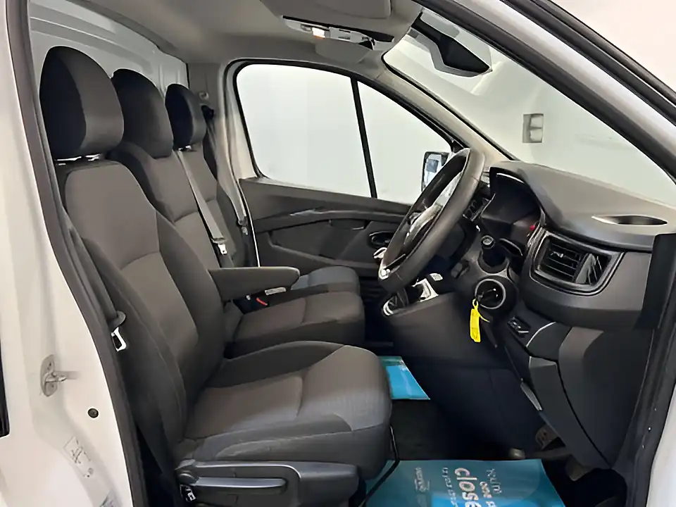 Used 2023 Renault Trafic LL30 Business+ Glacier White - Interior and Exterior details 12