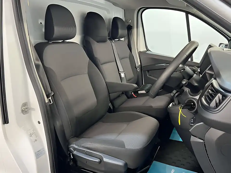 Used 2023 Renault Trafic LL30 Business+ Glacier White - Interior and Exterior details 13