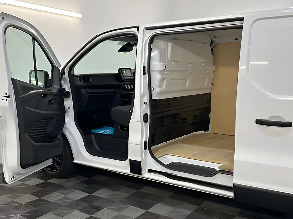 Used 2023 Renault Trafic LL30 Business+ Glacier White - Interior and Exterior details 14