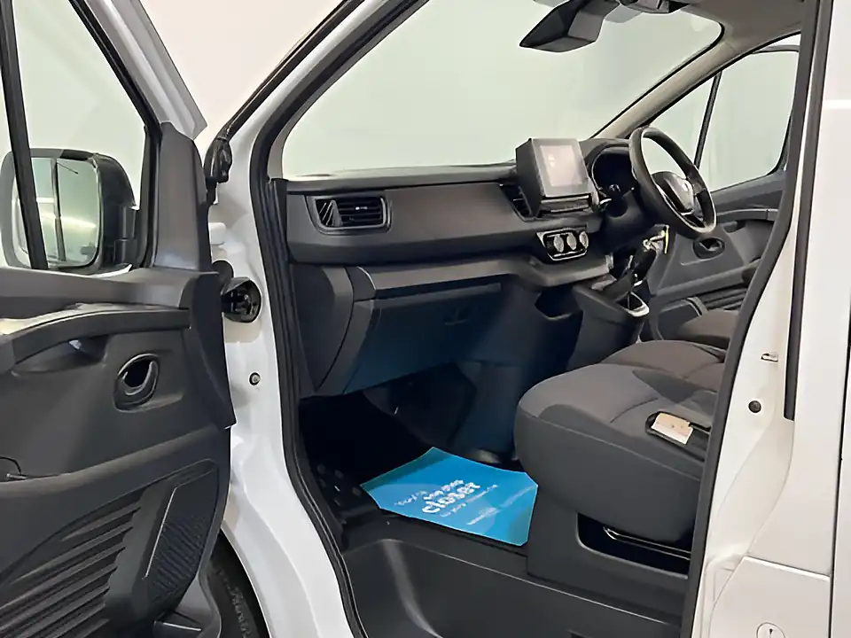 Used 2023 Renault Trafic LL30 Business+ Glacier White - Interior and Exterior details 15