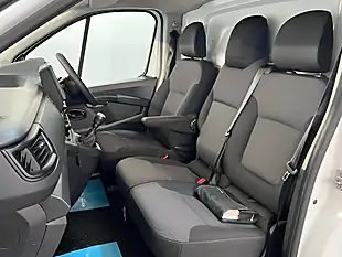 Used 2023 Renault Trafic LL30 Business+ Glacier White - Interior and Exterior details 18