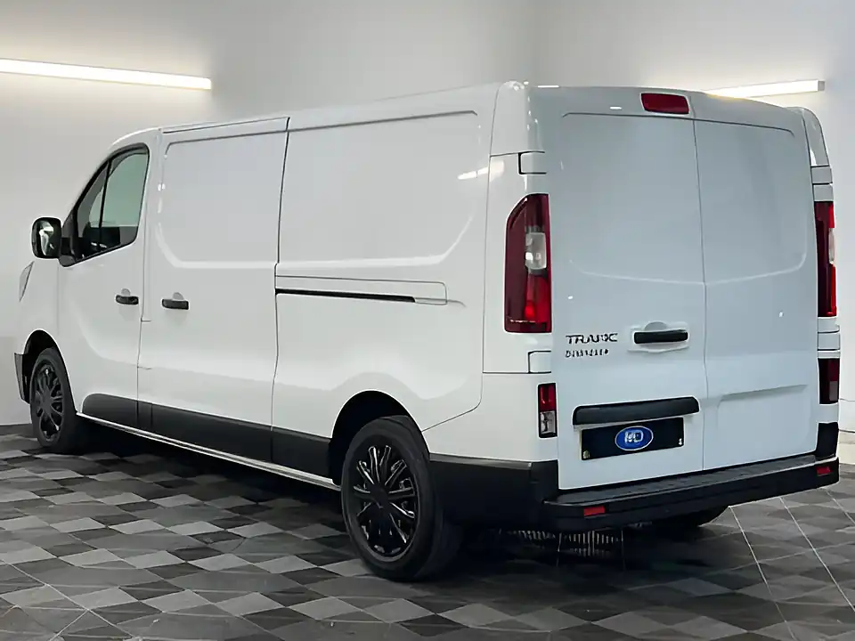 Used 2023 Renault Trafic LL30 Business+ Glacier White - Interior and Exterior details 7