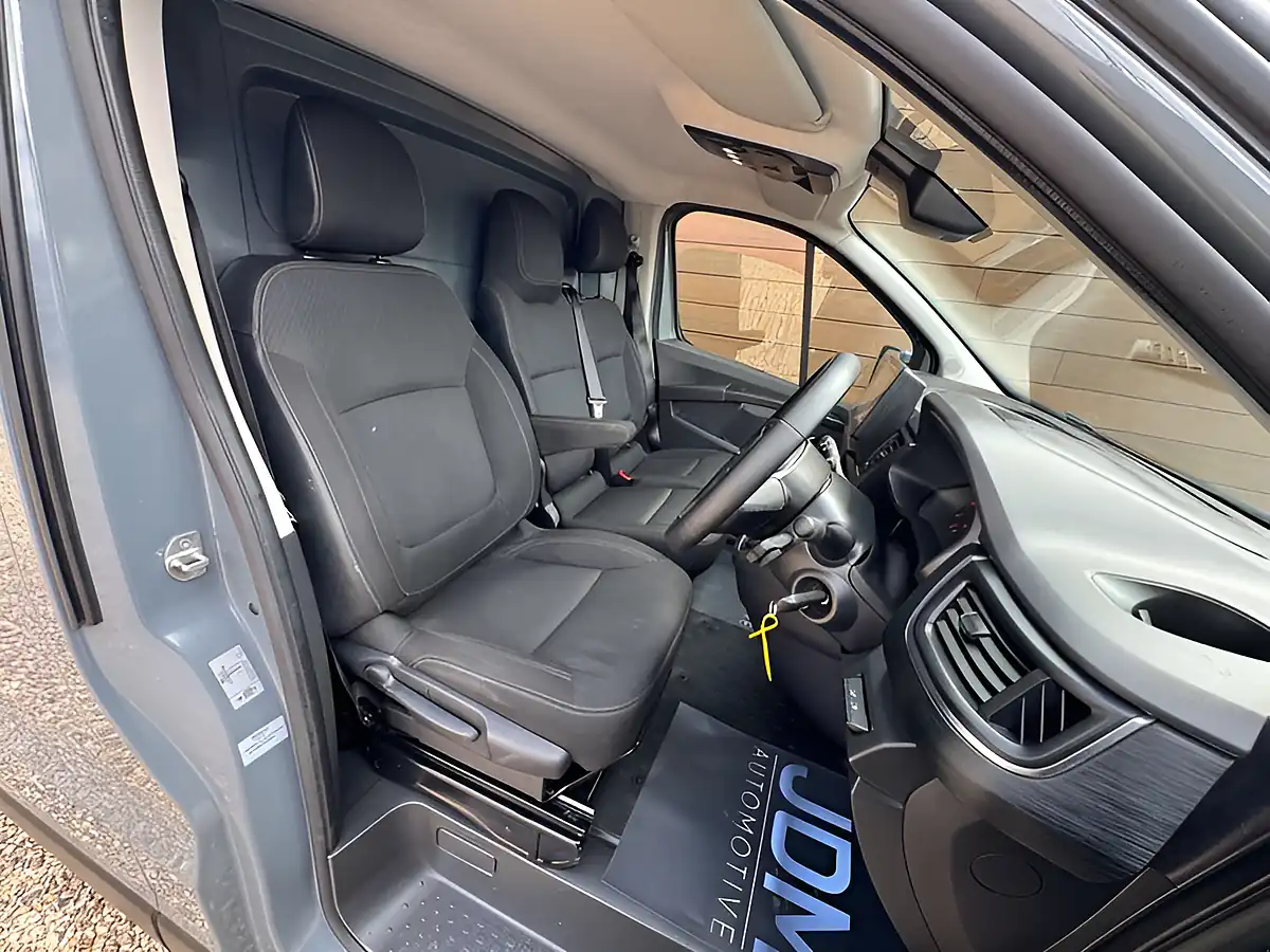 Used 2023 Renault Trafic LL30 Sport Blue Urban Grey - Interior and Exterior details 12