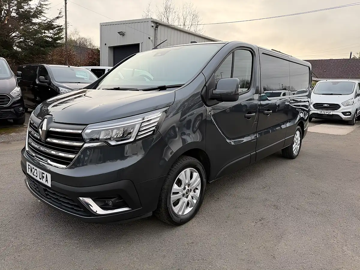 Used 2023 Renault Trafic LL30 Sport Grey - Interior and Exterior details 11
