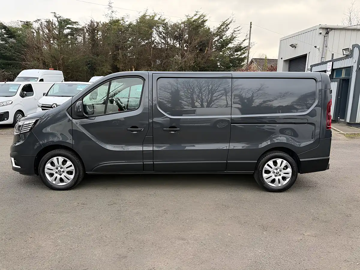 Used 2023 Renault Trafic LL30 Sport Grey - Interior and Exterior details 16