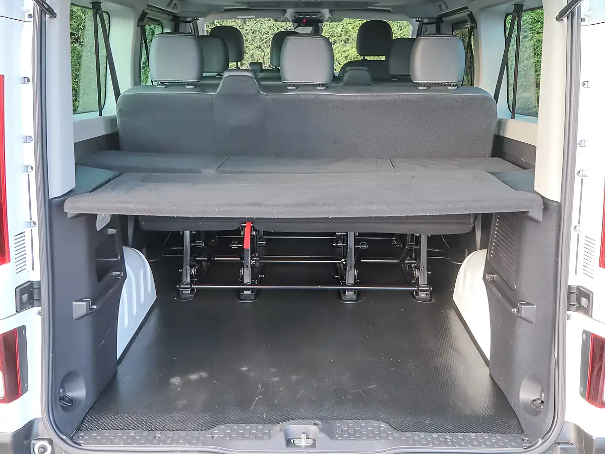 Used 2023 Renault Trafic LL30 Sport Nav Glacier White - Interior and Exterior details 10