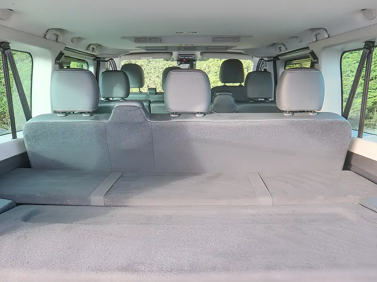 Used 2023 Renault Trafic LL30 Sport Nav Glacier White - Interior and Exterior details 11