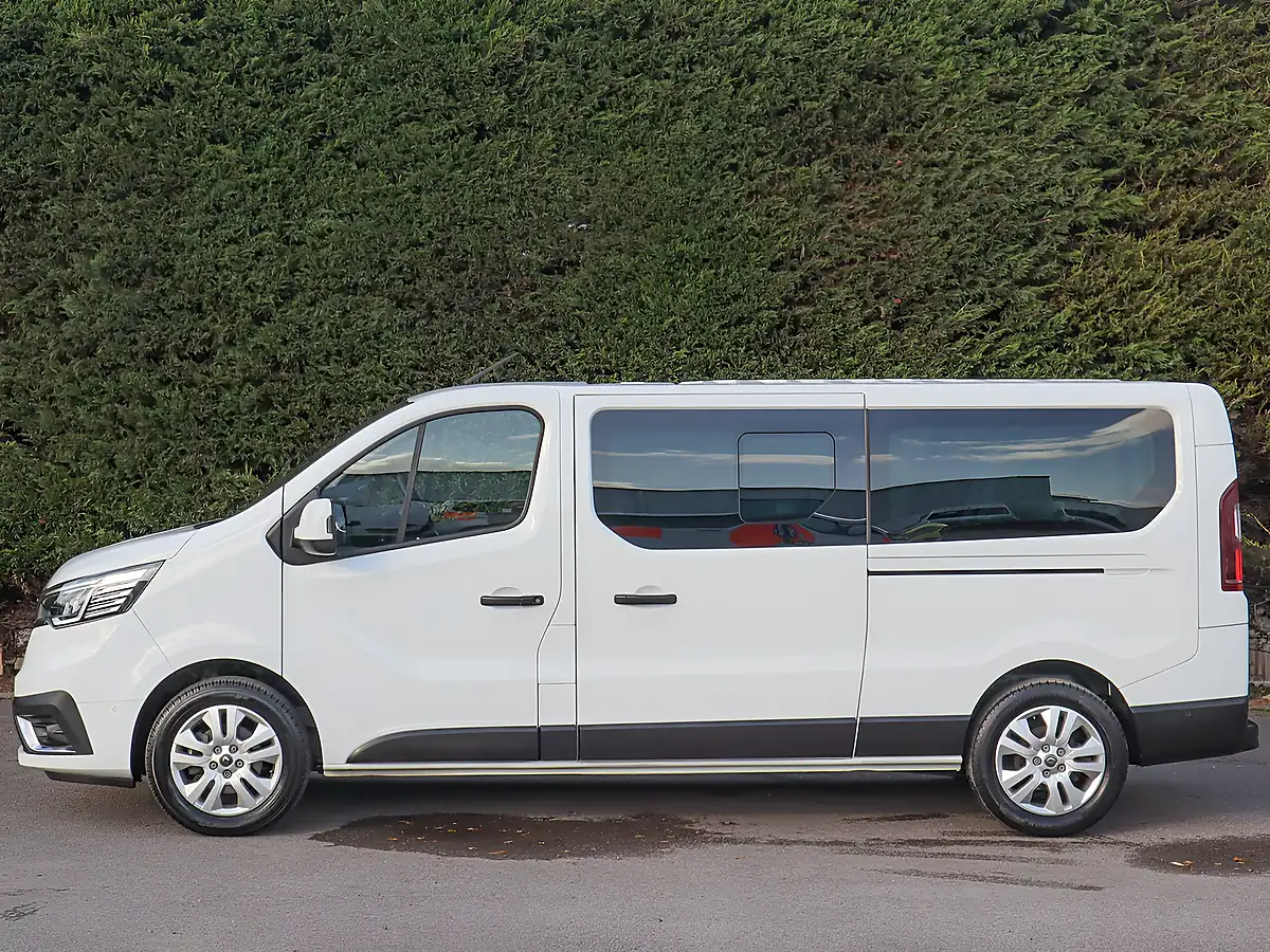 Used 2023 Renault Trafic LL30 Sport Nav Glacier White - Interior and Exterior details 14