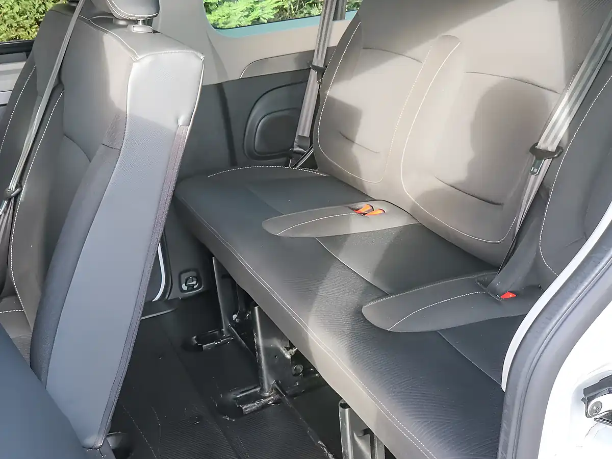 Used 2023 Renault Trafic LL30 Sport Nav Glacier White - Interior and Exterior details 17