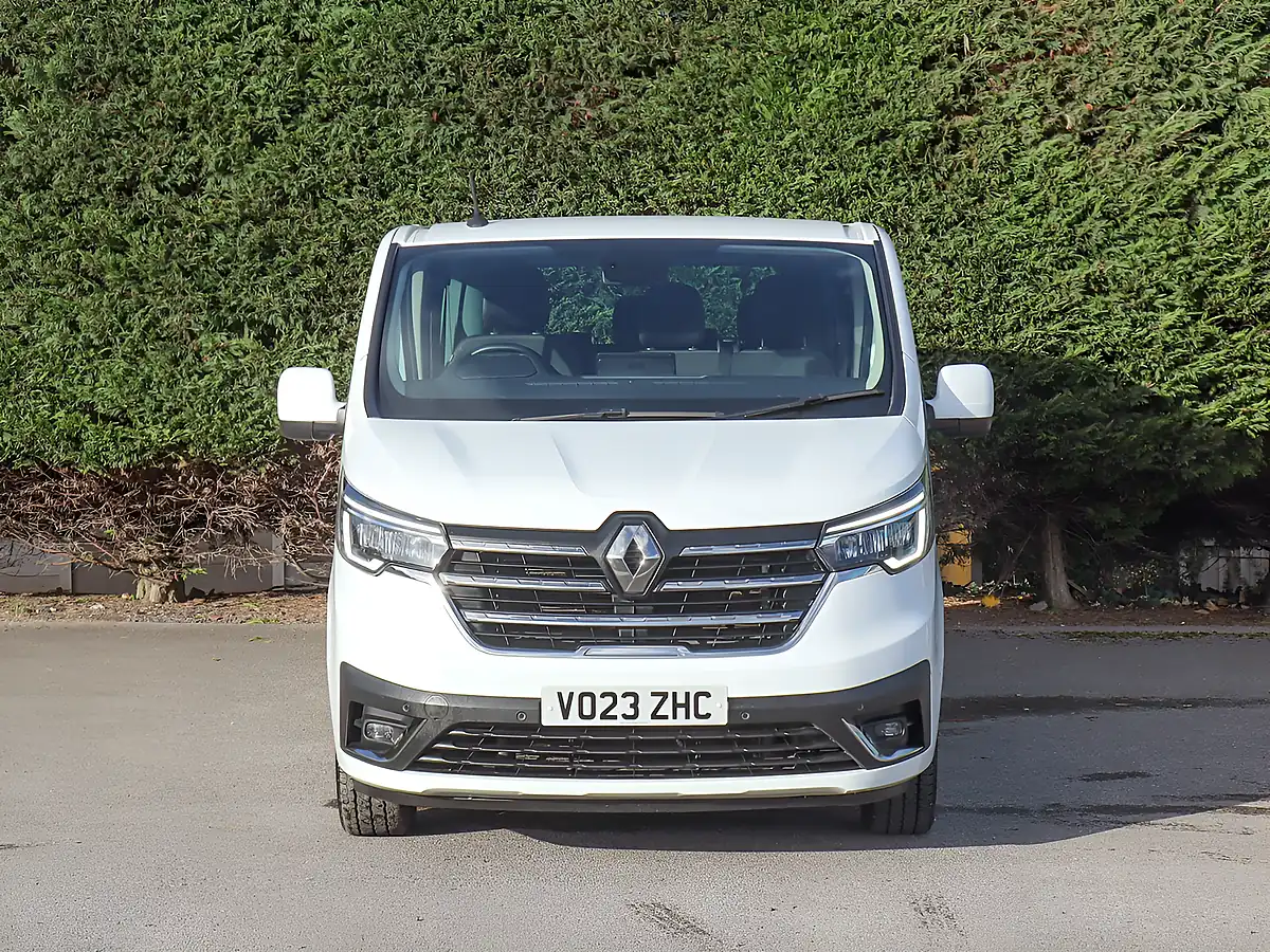 Used 2023 Renault Trafic LL30 Sport Nav Glacier White - Interior and Exterior details 3