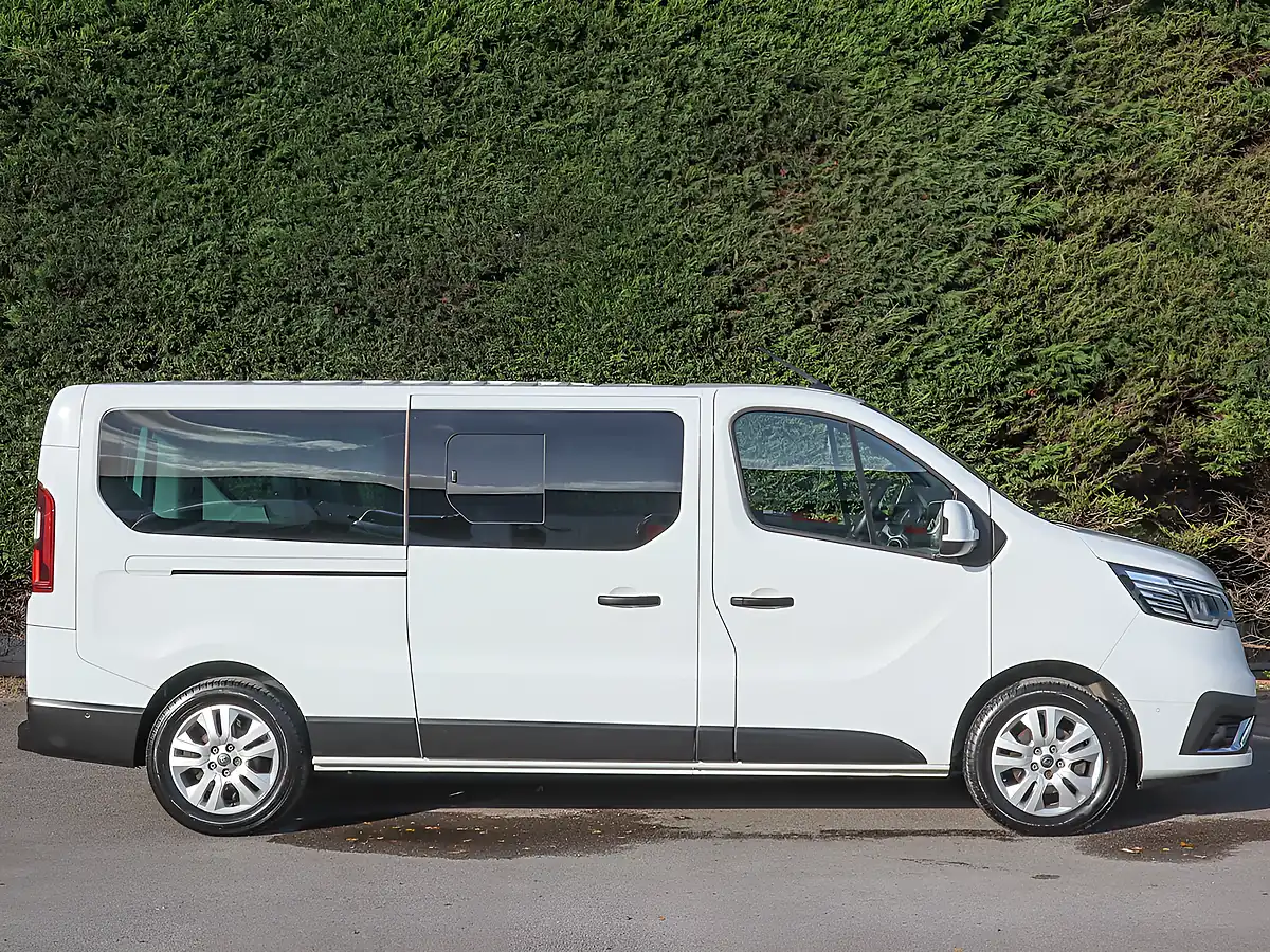 Used 2023 Renault Trafic LL30 Sport Nav Glacier White - Interior and Exterior details 5