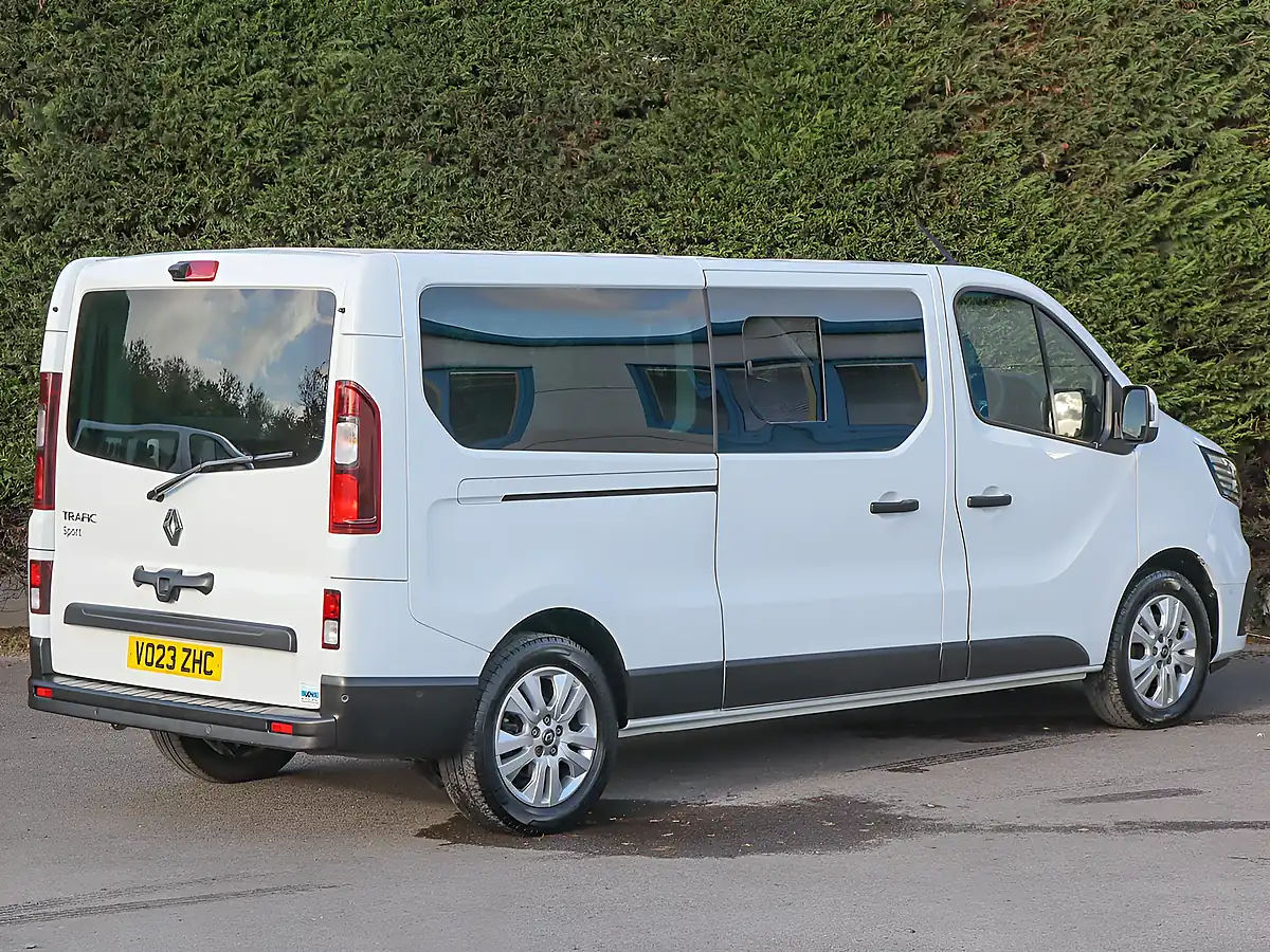 Used 2023 Renault Trafic LL30 Sport Nav Glacier White - Interior and Exterior details 6