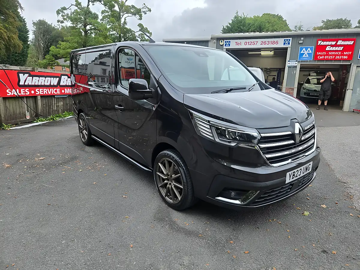 Used 2023 Renault Trafic SL28 Blue Sport Van Edc Auto Black - Front View