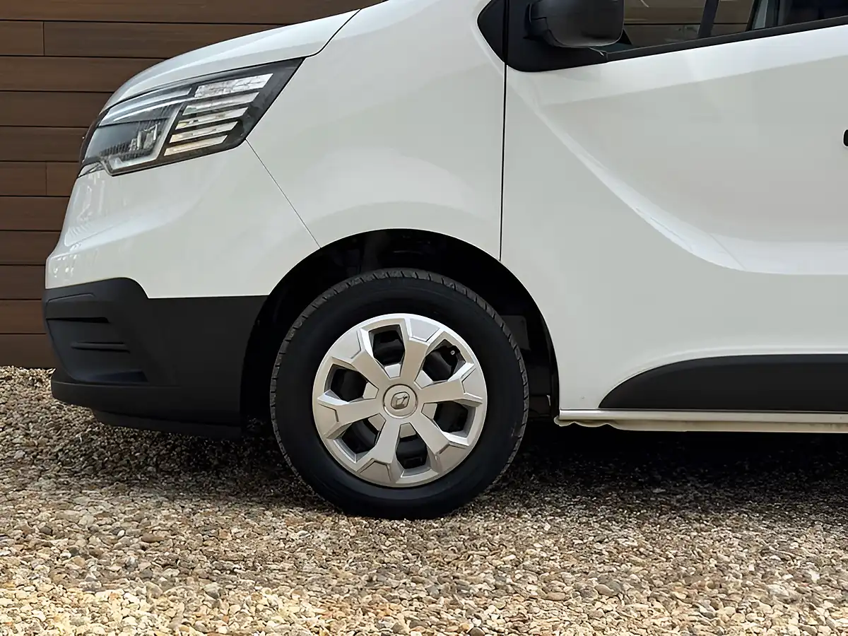 Used 2023 Renault Trafic SL28 Business+ Glacier White - Interior and Exterior details 11