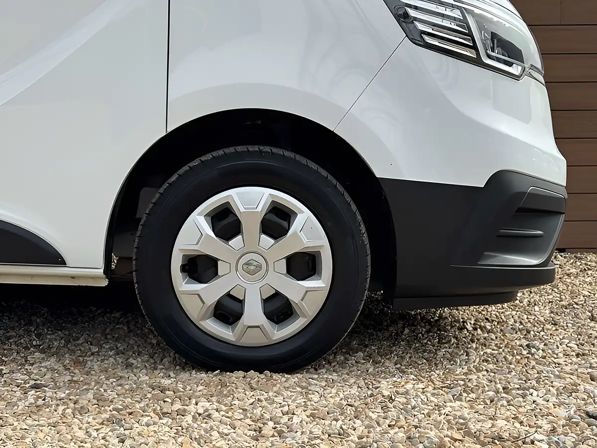 Used 2023 Renault Trafic SL28 Business+ Glacier White - Interior and Exterior details 12