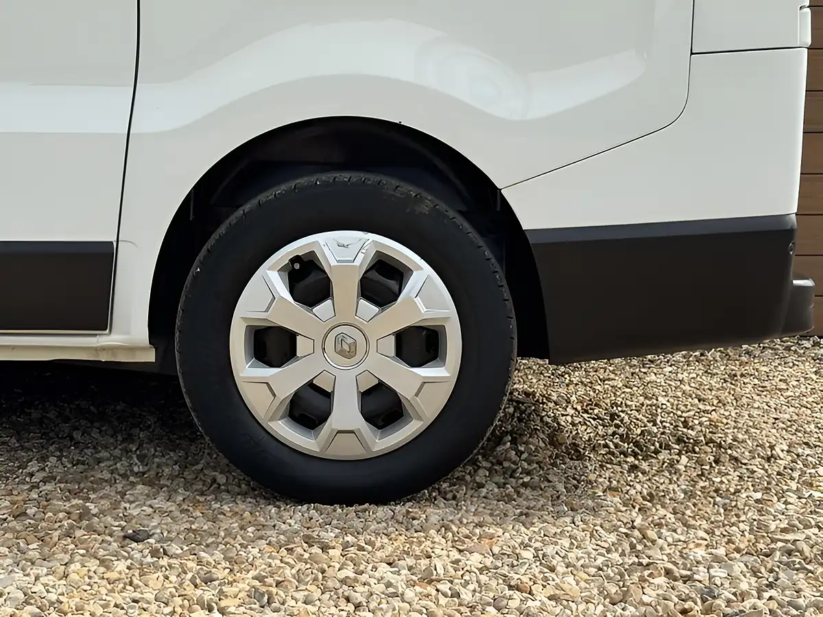 Used 2023 Renault Trafic SL28 Business+ Glacier White - Interior and Exterior details 17