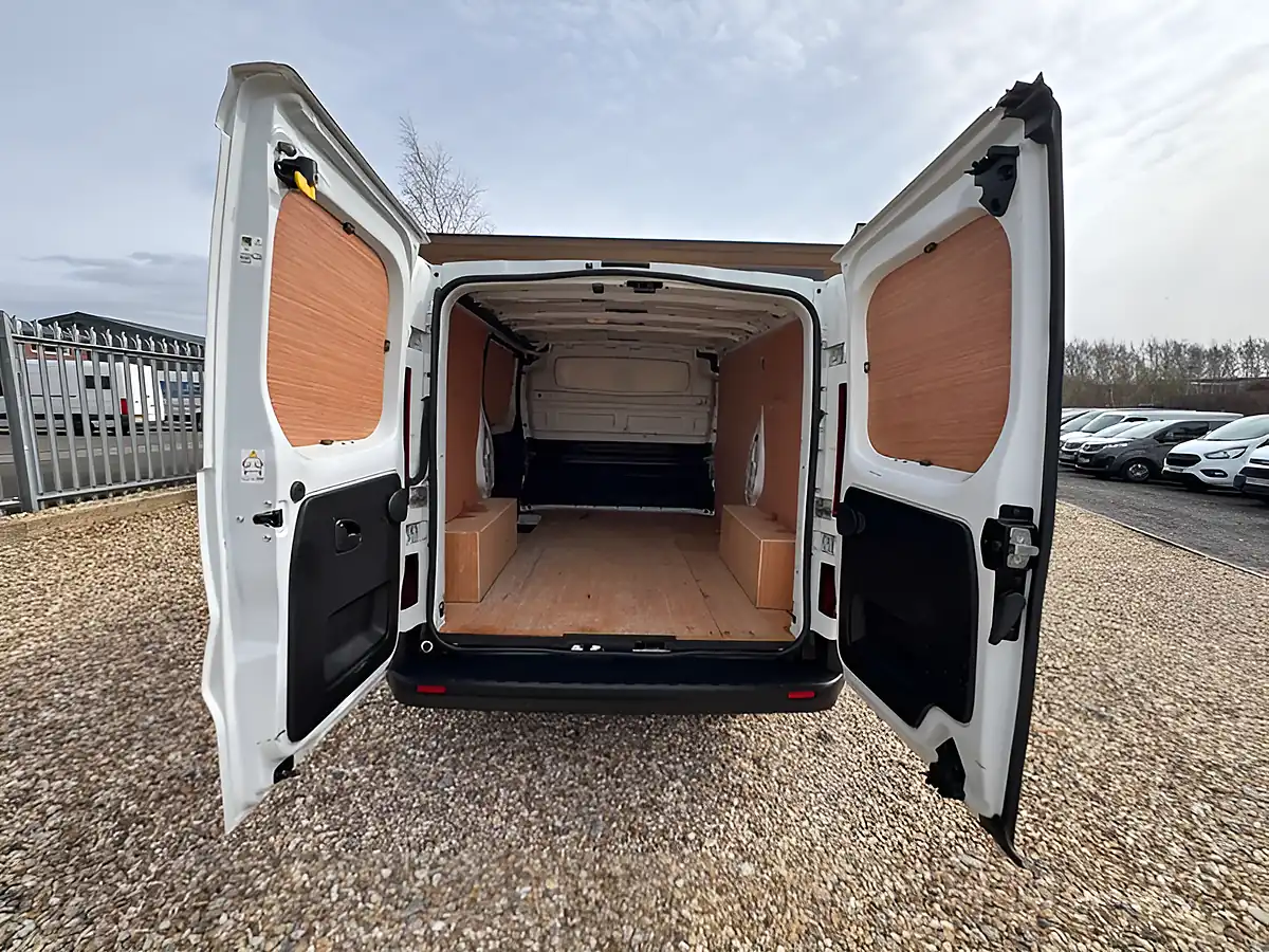 Used 2023 Renault Trafic SL28 Business+ Glacier White - Interior and Exterior details 5
