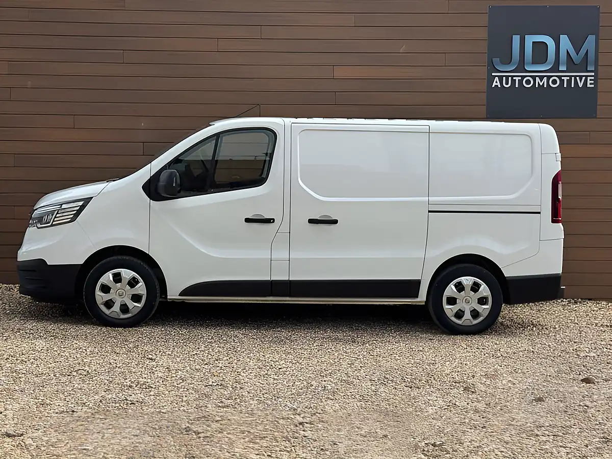 Used 2023 Renault Trafic SL28 Business+ Glacier White - Interior and Exterior details 8