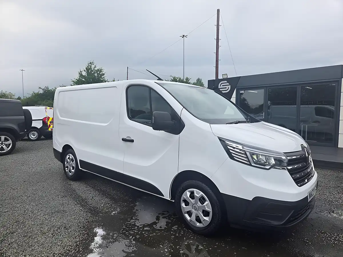 Used 2023 Renault Trafic SL28 Business+ White - Front View