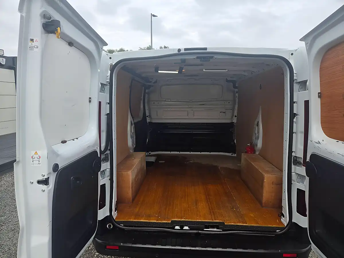 Used 2023 Renault Trafic SL28 Business+ White - Interior and Exterior details 15
