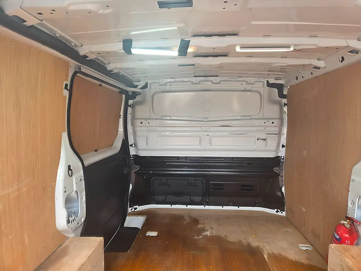 Used 2023 Renault Trafic SL28 Business+ White - Interior and Exterior details 16