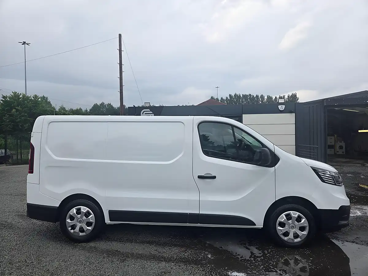 Used 2023 Renault Trafic SL28 Business+ White - Interior and Exterior details 3