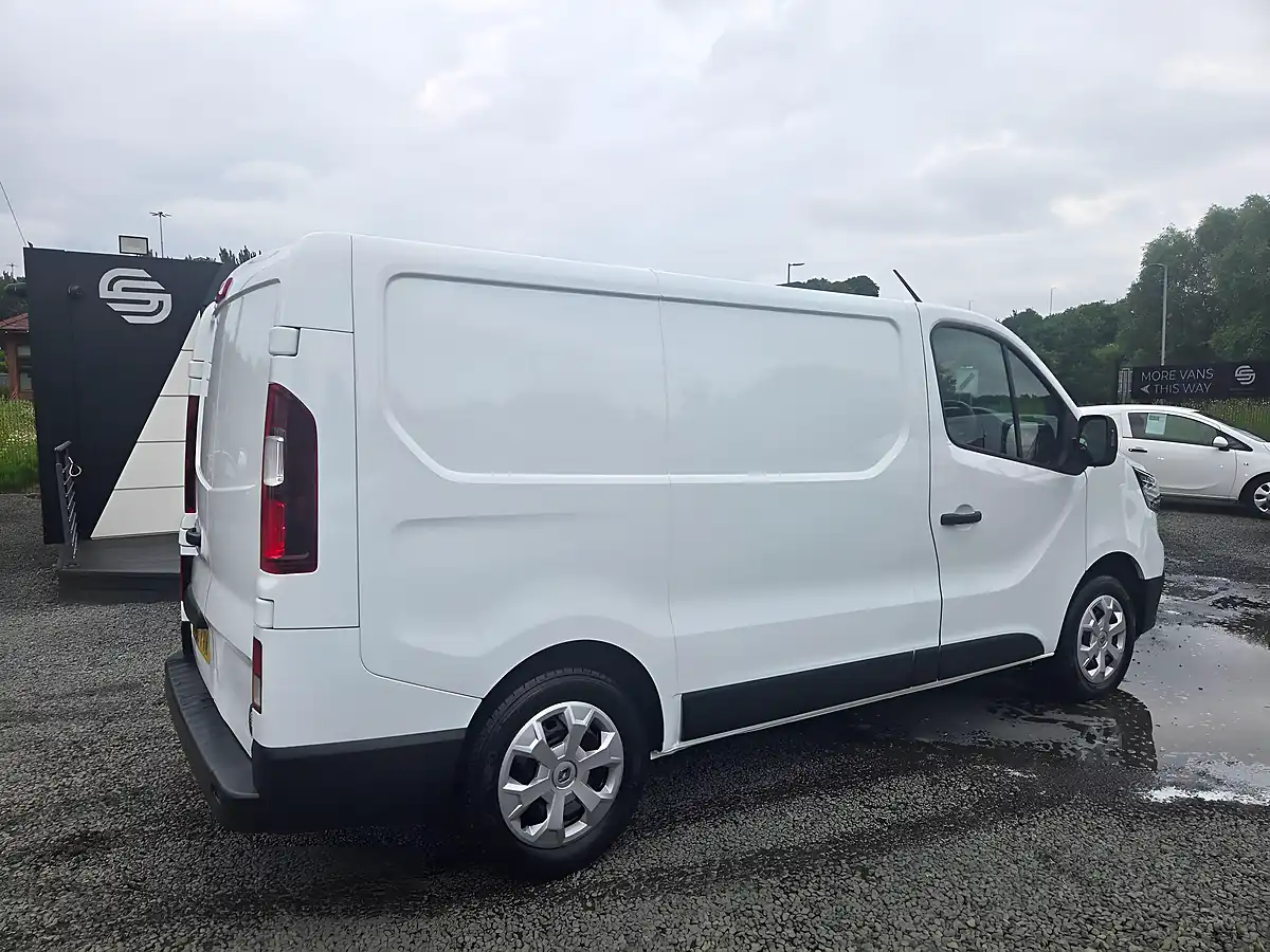 Used 2023 Renault Trafic SL28 Business+ White - Interior and Exterior details 4