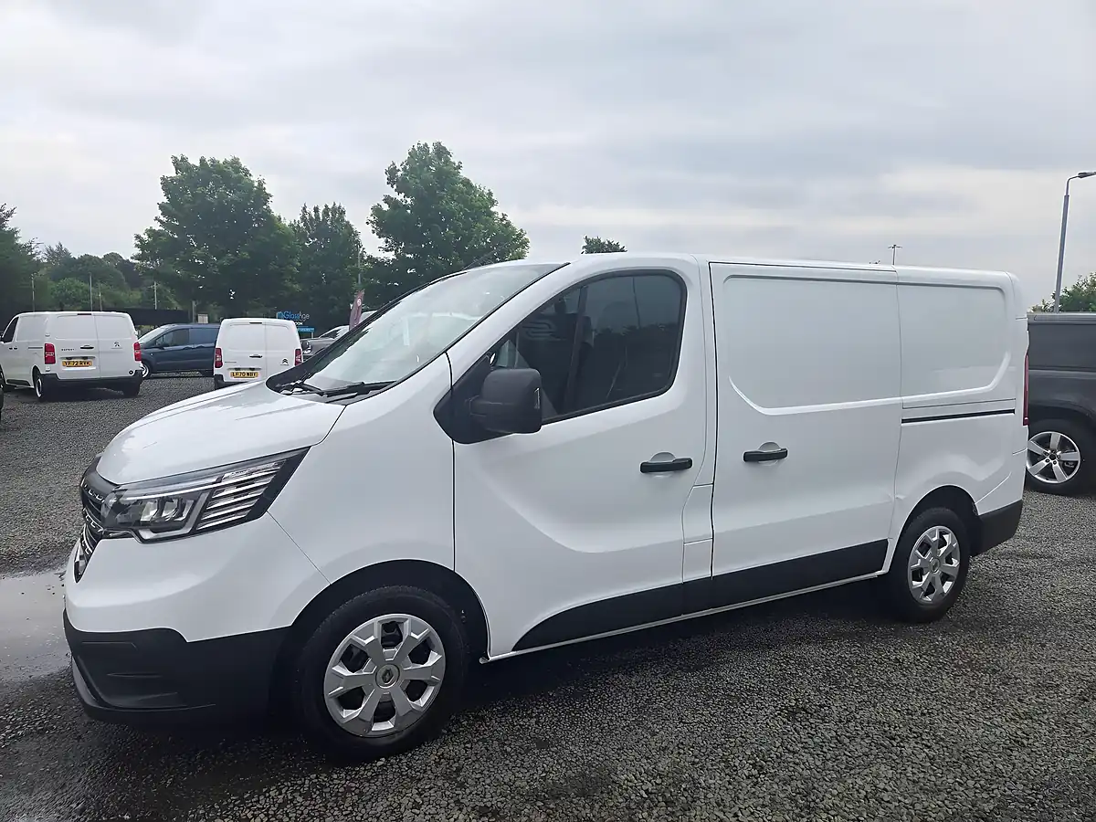 Used 2023 Renault Trafic SL28 Business+ White - Interior and Exterior details 7